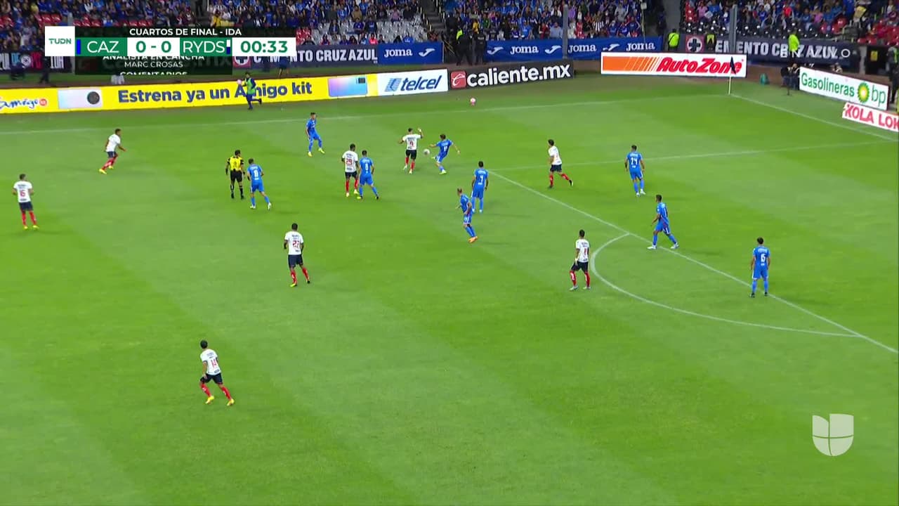 Arranca el partido y la pelota está en juego.