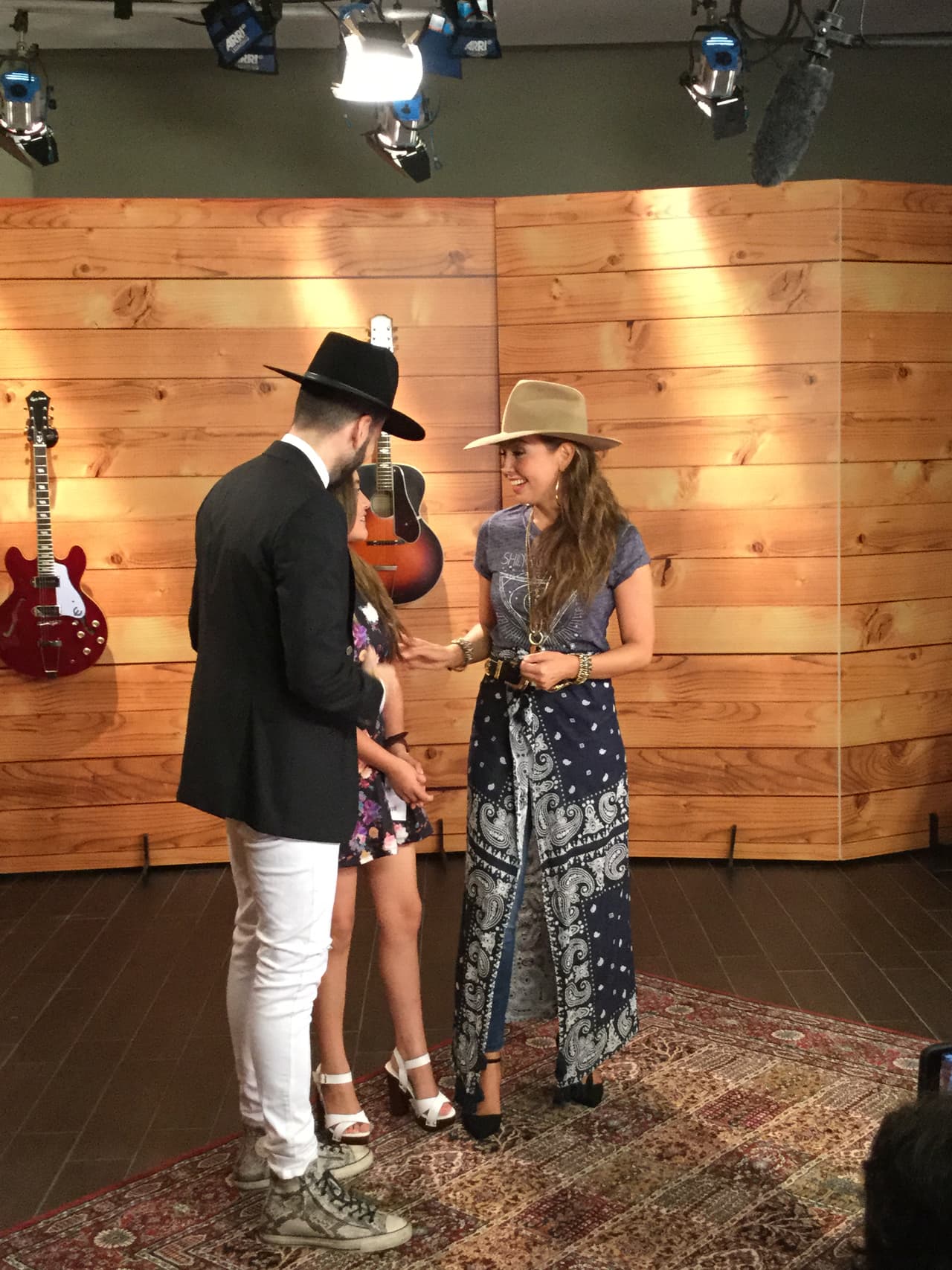 Rubí Ibarra cumplió otro de sus sueños en Premio Lo Nuestro: conoció a Thalía durante una entrevista. Las "quinceañeras" se tomaron selfies juntas.