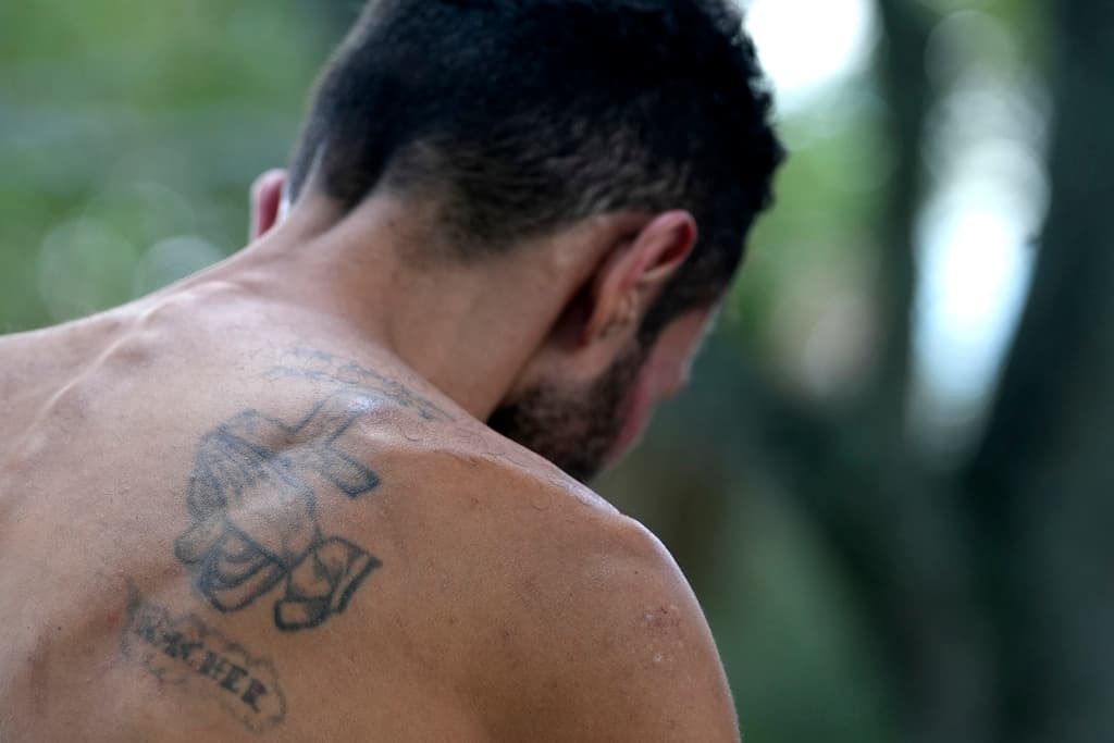 Los municipios están considerando la creación de campamentos al aire libre para los indigentes, pero la medida ha sido criticada por no abordar el problema de fondo.