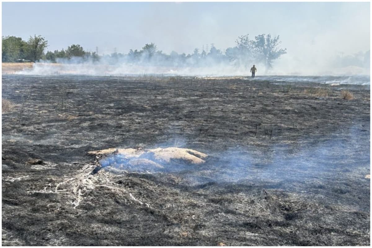 Los equipos comenzaron a colocar mangueras tanto en el motor como en la patrulla para poder extinguir el fuego que comenzaba a avanzar en la zona.