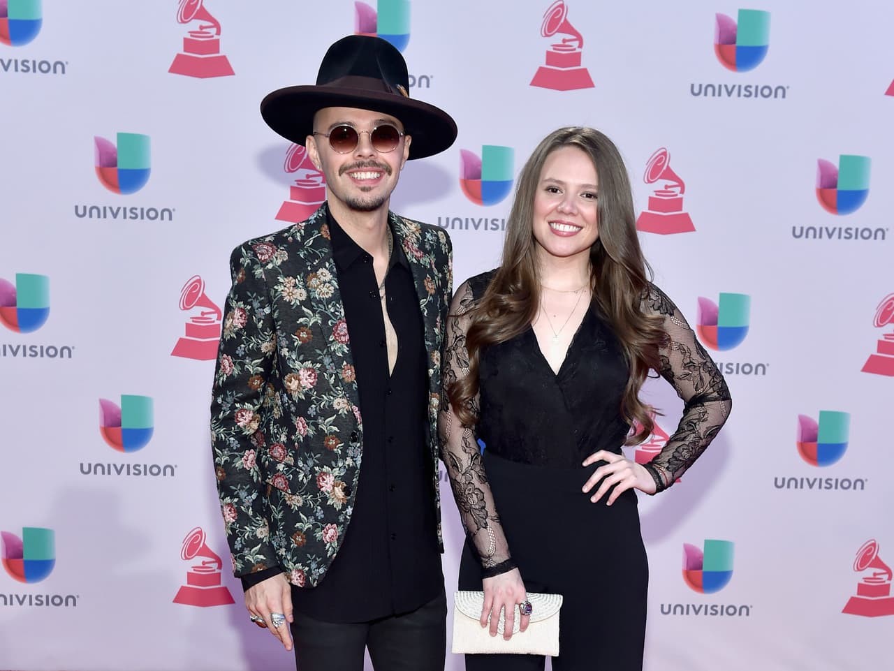 Jesse & Joy. Los simpáticos hermanos se mantuvieron fieles a su estilo relajado pero con un toque chic y ad hoc. Jesse lució un atuendo de Saint Laurent, y Joy un jumpsuit Octavia con mangas en encaje.
