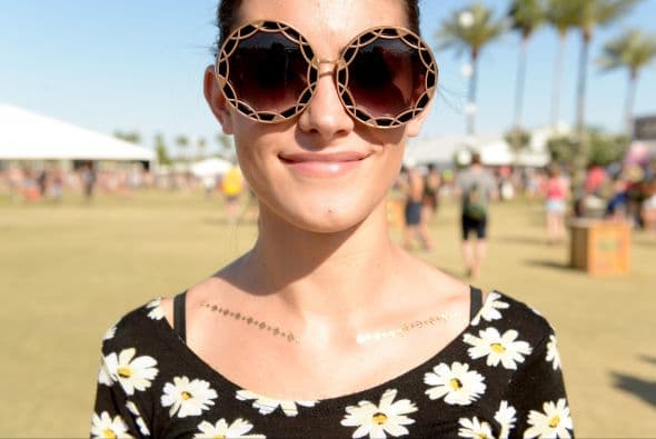 Las gafas de sol grandes y elaboradas protegerán tus ojos y te harán lucir como una diva de la época 'hippie'.