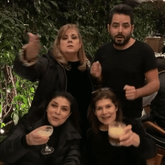 En el pequeño clip se puede ver que Gaby la pasó en familia, pues además de sus hermanas también estaba su sobrino José Eduardo Derbez.