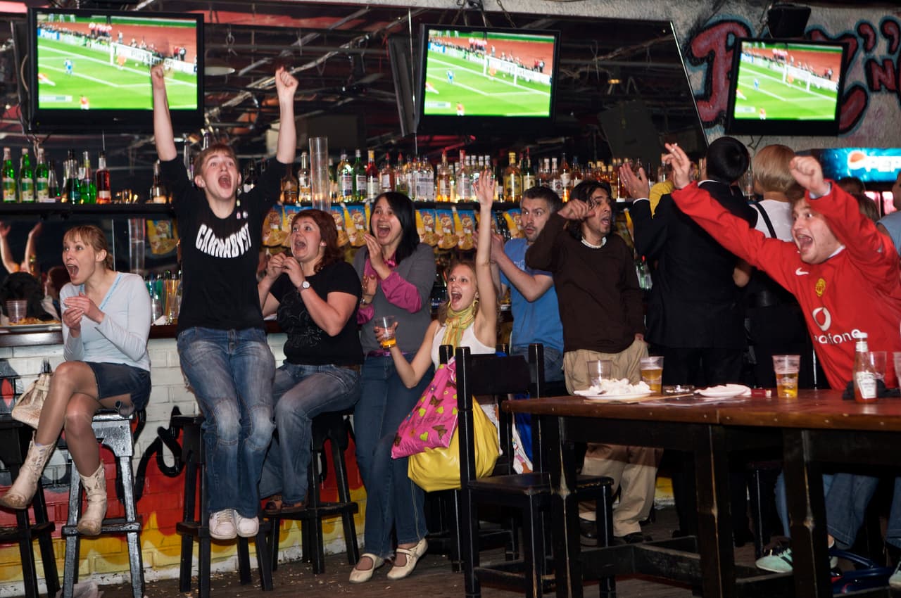 No se aconsejan las actividades que permiten un contacto humano cercano, que incluyen, entre otros, el baile.