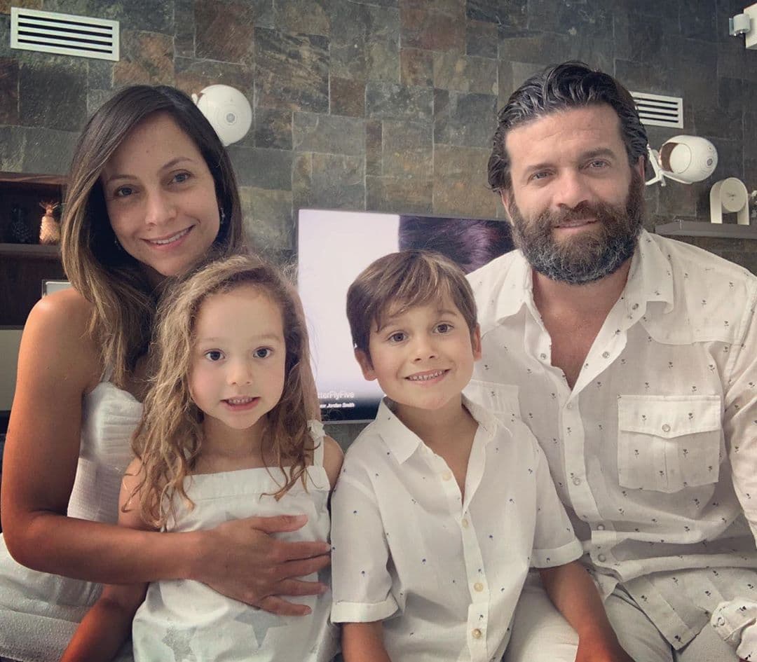 Bruce y Alana , hijos de Satcha Pretto y su esposo Aaron, no se quedan atrás, mira lo grandes que están.