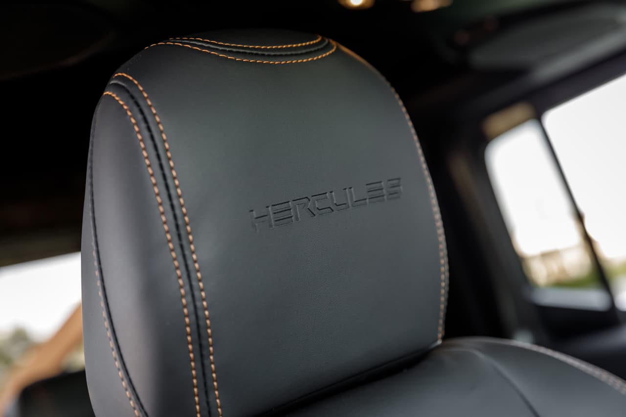 - Luces cegadoras denteras y posteriores
<br>