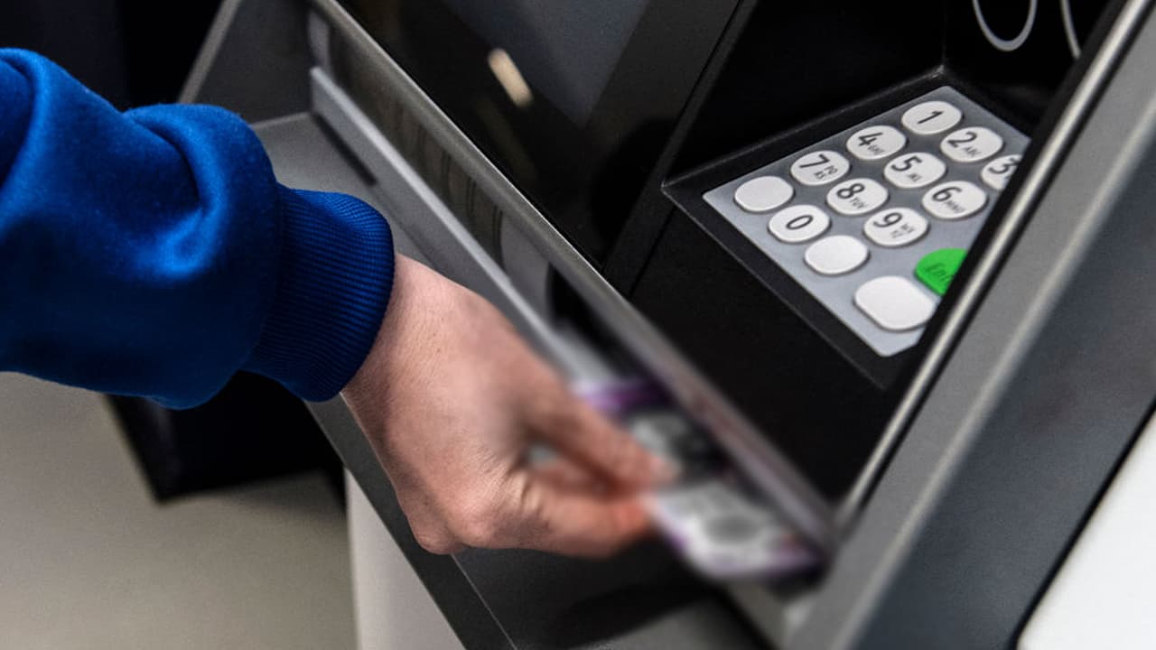 Evita ser víctima de un robo o fraude en un cajero automático: te damos recomendaciones