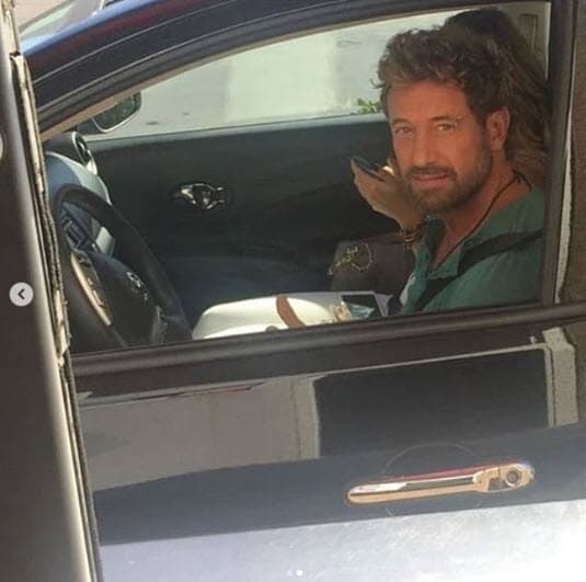 El rostro de la mujer que lo acompaña no se alcanza a distinguir en ninguna de las fotografías, sin embargo, hay algunas pistas que nos hacen creer que sí se trata de la actriz de 'Vino el amor'.