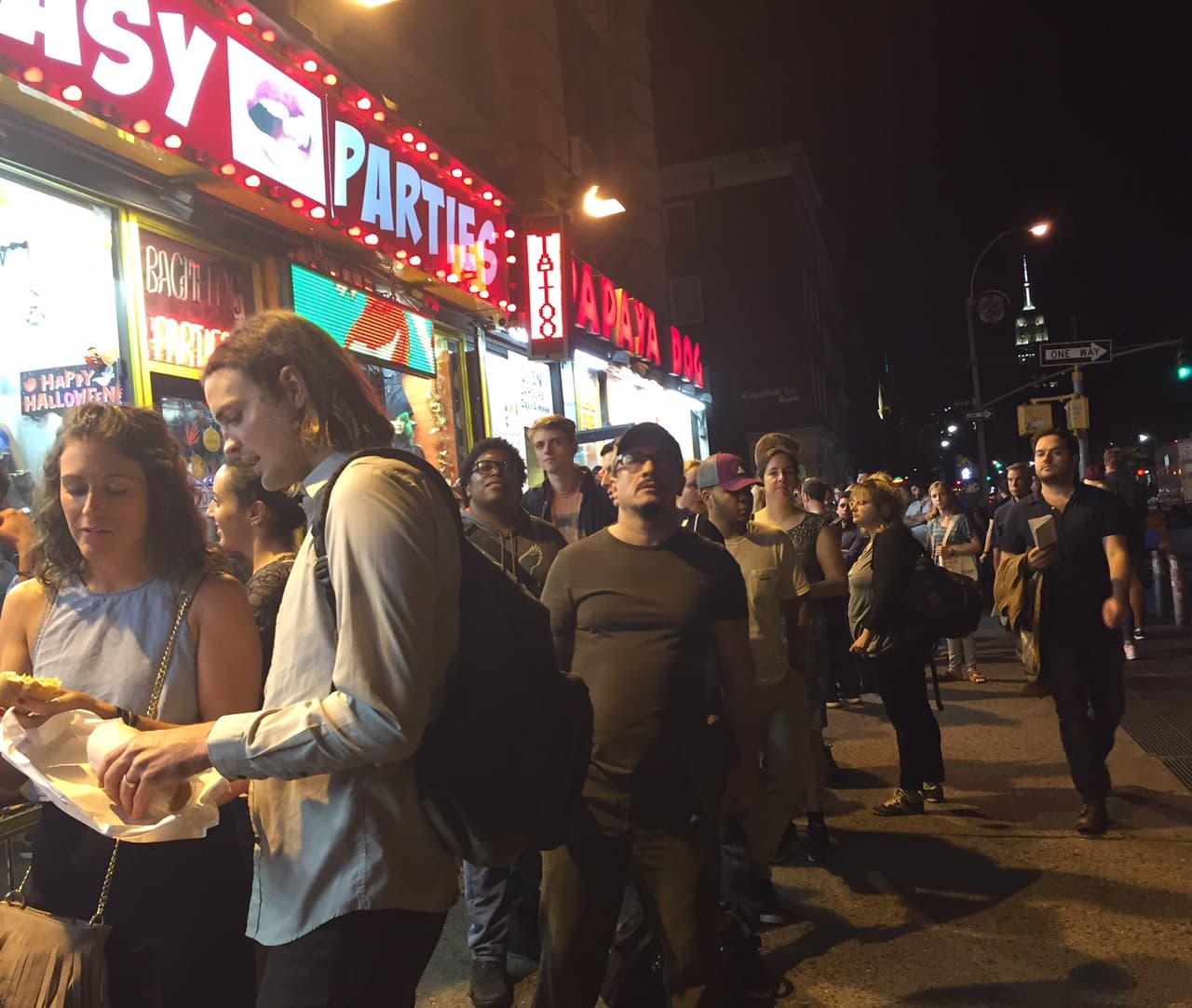 La fila para intentar entrar al estreno de "TrumpLand" comenzó horas antes de la presentación del documental más reciente de Michael Moore.