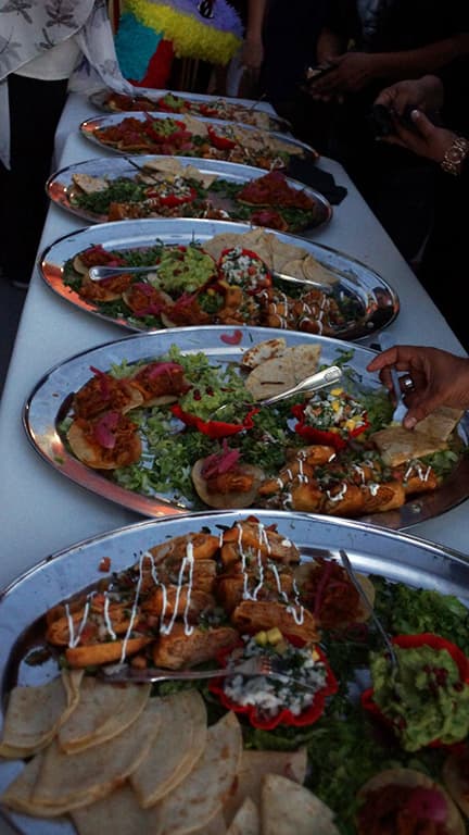 Los aperitivos fueron muy mexicanos: hubo tacos, tostaditas y guacamole, todo esto con salsa al gusto.