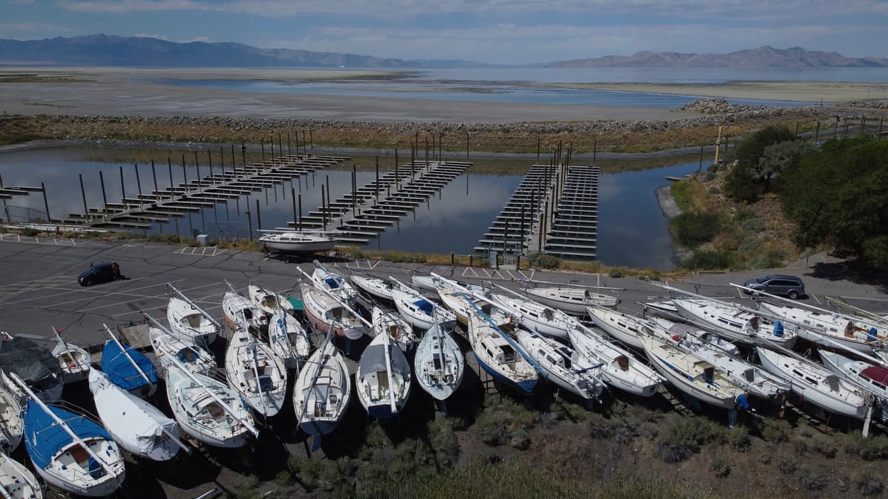 Su nivel de agua
<a href="https://www.univision.com/local/salt-lake-city-kuth/great-salt-lake-utah-nivel-agua-mas-bajo-historia" target="_blank">es el más bajo desde que existen los registros</a> hace
<b>más de un siglo</b>.