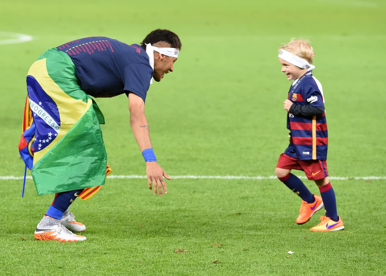 El brasileño no pudo evitar sostener en brazos a su hijo mientras festejaban los dos juntos el triunfo del Barcelona.