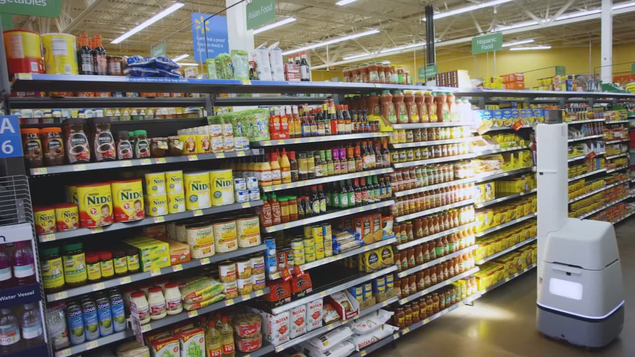 Mientras en algunas situaciones se necesita que la sensibilidad del ser humano acompañe al ejercicio asignado al robot, para otras funciones basta con una programación exacta que termine por ahorrar tiempo y 
<a href="https://www.univision.com/temas/dinero">dinero</a>. En los últimos tiempos, la multinacional Walmart ha usado inteligencia artificial 
<b>para que sean sus máquinas las que se dediquen a la tediosa, pero necesaria tarea, de revisar y retirar de la venta los artículos vencidos, con precios incorrectos y que estén sin etiquetar.</b>