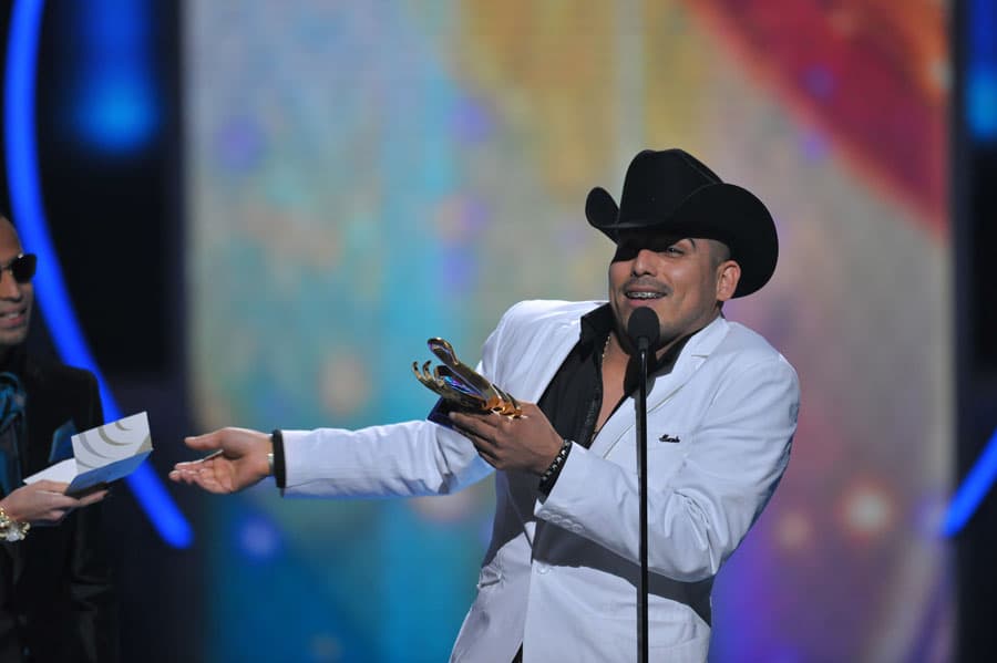 Espinoza Paz fue el mejor Arista Banda del Año en la categoría Regional Mexicana. Además, se llevó la distinción a la Canción del Año en la misma categoría, por su sencillo 'Lo intentamos'.