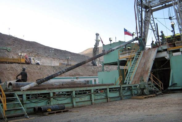 Tres perforadoras avanzaban el lunes sin contratiempos horadando la roca en su camino hacia los 33 mineros sepultados a 700 metros de profundidad, según informó el ministro de Minería, Laurence Golborne.