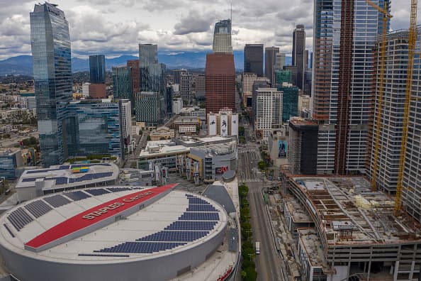Esta otra imagen muestra los grandes rascacielos del centro de la ciudad y sus principales calles aledañas completamente desoladas, producto de las estrictas medidas de cuarentena.
<br>
<br>
