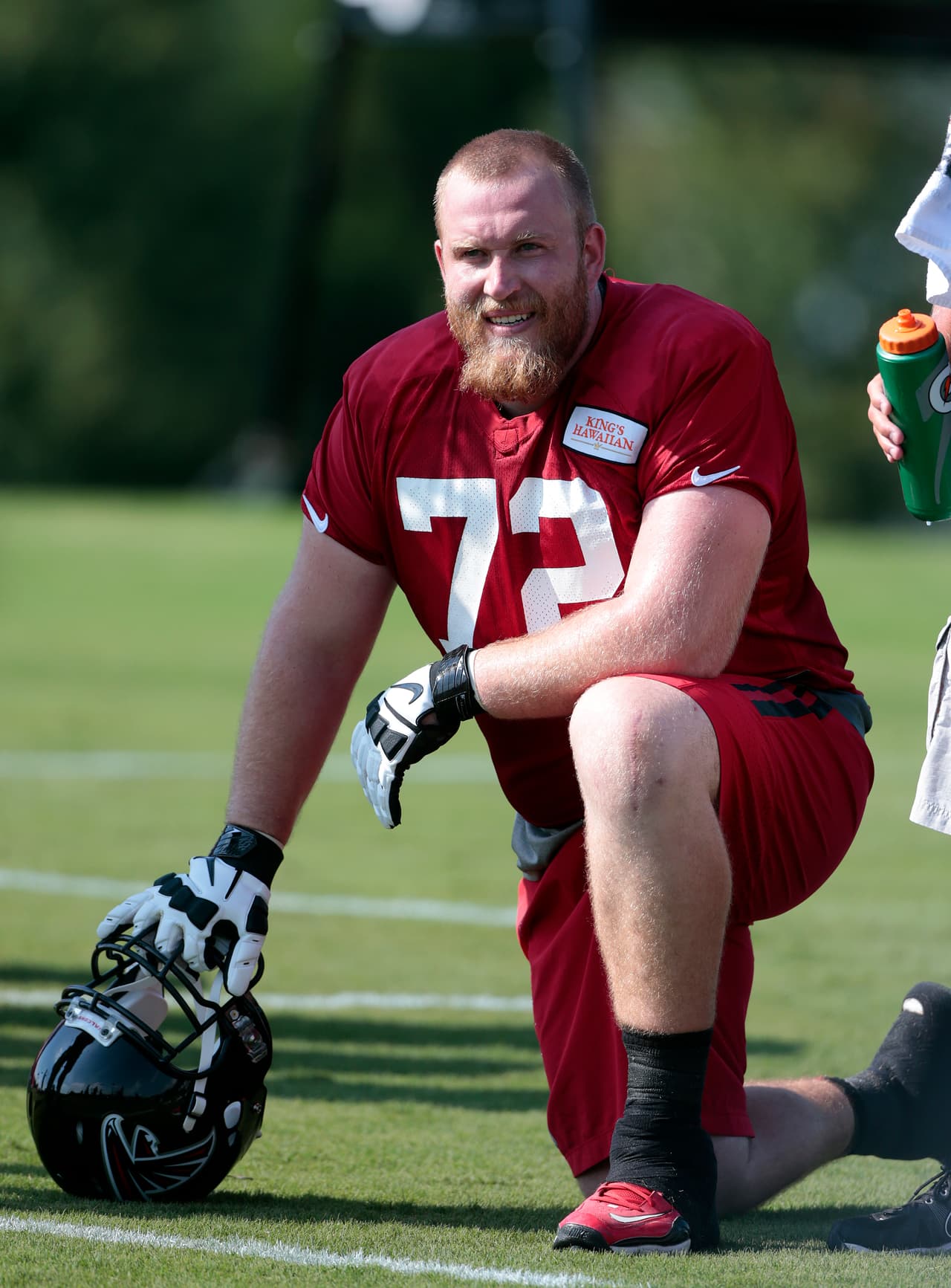Los Falcons cortaron al tackle seleccionado 21 global en el 2008, Sam Baker