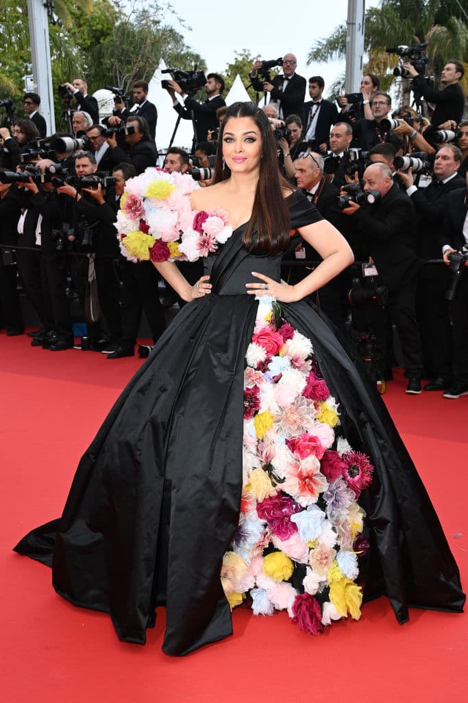 <b>Aishwarya Rai</b>
<br>La superestrella de Bollywood y antigua Miss Mundo (1994) asistió a la premiere de ‘Top Gun: Maverick’ con un vestido Dolce & Gabbana de corte princesa y flores en 3D como detalles en su falda y manga.