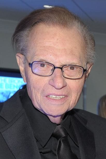 El veterano presentador de TV, Larry King, colgó los tirantes, con lo que puso fin a 25 años entrevistando a las más poderosas figuras políticas y del espectáculo. Su transmisión final por CNN se destacó por ser emotiva; recibió saludos de presidentes y rivales televisivos.