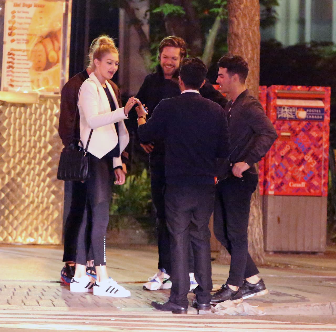 Si bien, un par de amigos estuvieron junto a ellos en todo momento.