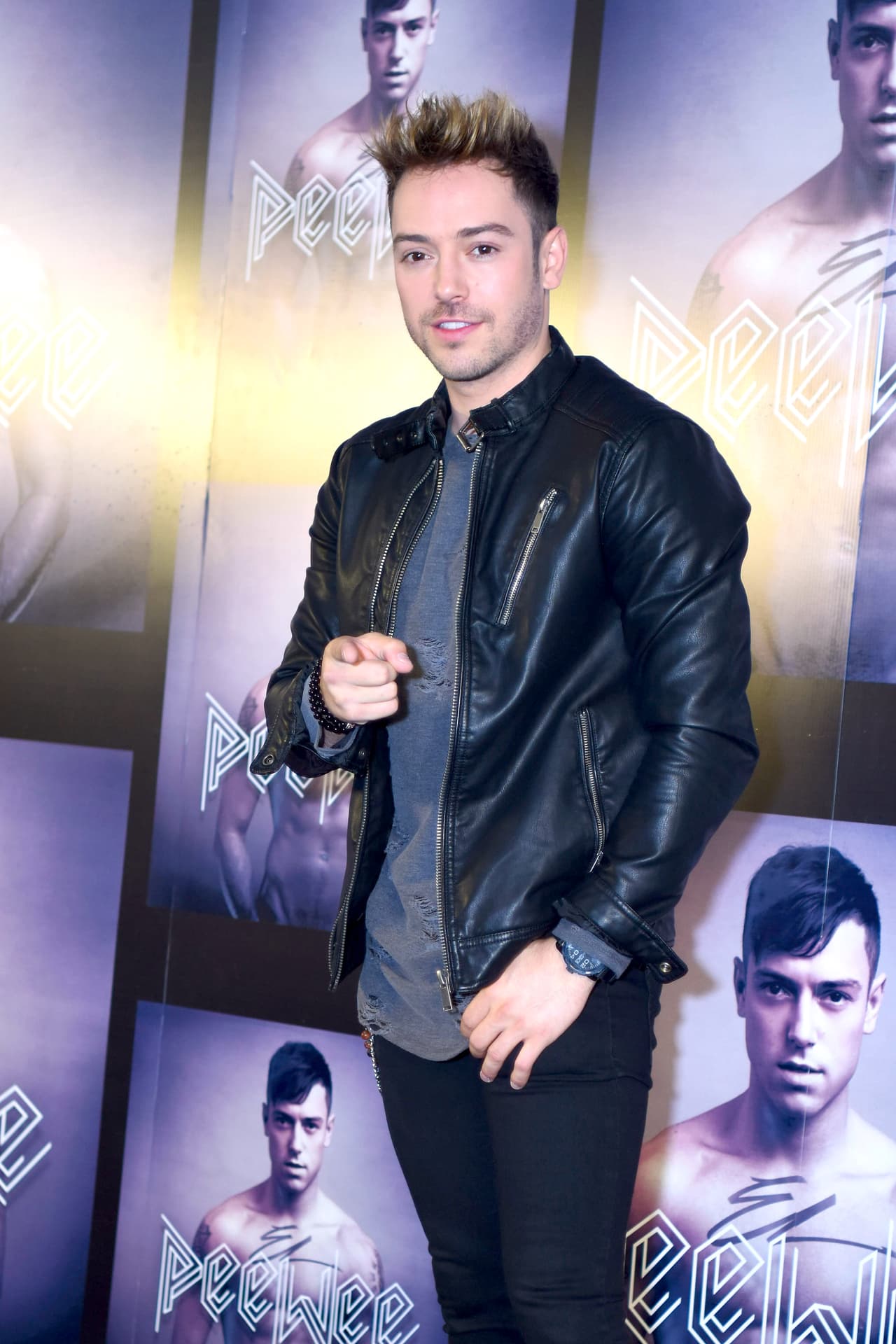 “Es una canción bastante fresca, a lo que está de moda en este momento que es la música urbana. La letra es bastante directa, creo que a todos en algún momento nos han pasado este tipo de situaciones”, señaló el cantante.