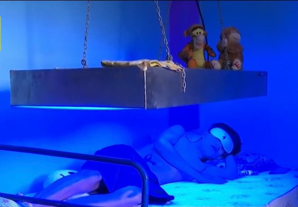 Desde hace 13 años, Numan Alvarado se duerme todos los días bajo una luz ultravioleta que le permite seguir burlando a la 
<a href="https://www.univision.com/temas/muertes">muerte</a> 
<b>y al diagnóstico médico que no le daba más que una infancia corta que disfrutar. </b>
<br>