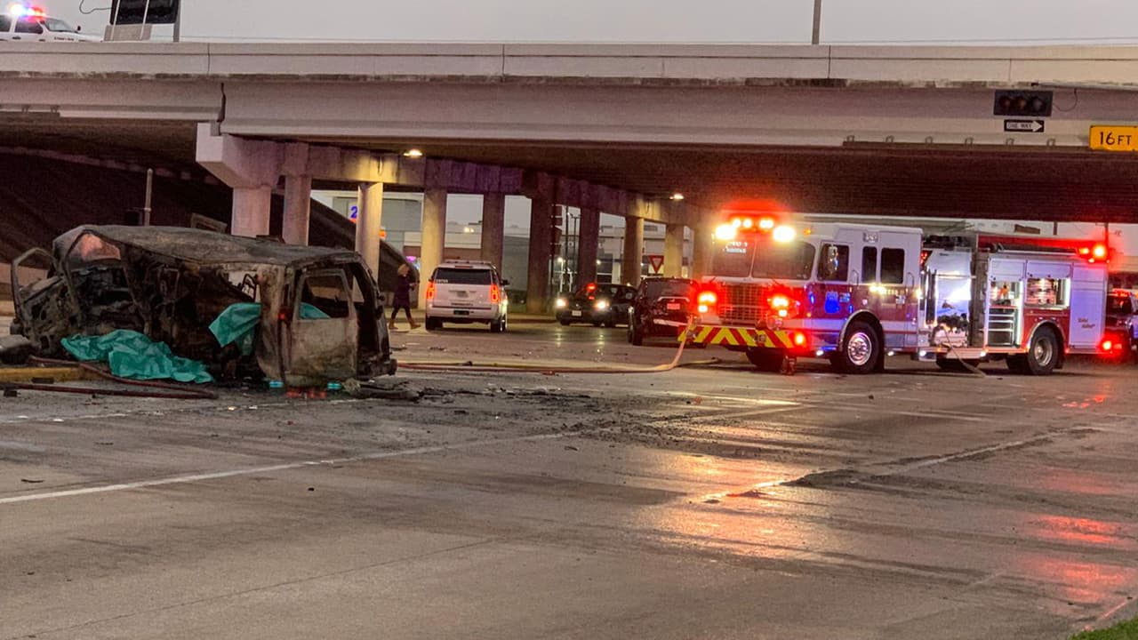 Las tres personas muertas, dos adultos y un menor de edad, iban en la mini van que se incendió.