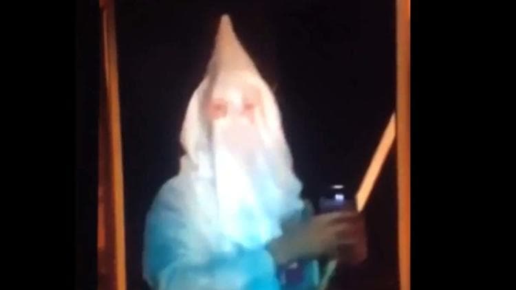 Un hombre irrumpió en una fiesta vestido del Ku Klux Klan y portando una bandera pro Trump en East Windsor, en Connecticut el 14 de noviembre. Varias personas filmaron el episodio y lo postearon en redes sociales. El detective Matthew Carl, quien calificó las acciones de "deplorables", dijo a The Washington Post que la policía está investigando los hechos 
<a href="http://www.courant.com/news/connecticut/hc-kkk-east-windsor-video-20161114-story.html">Reportado por Courant</a> y 
<a href="https://www.washingtonpost.com/news/post-nation/wp/2016/11/15/a-man-in-kkk-robes-waved-a-trump-flag-at-a-bonfire-in-connecticut-police-say/?utm_term=.9431f3da356c">The Washington Post.</a>