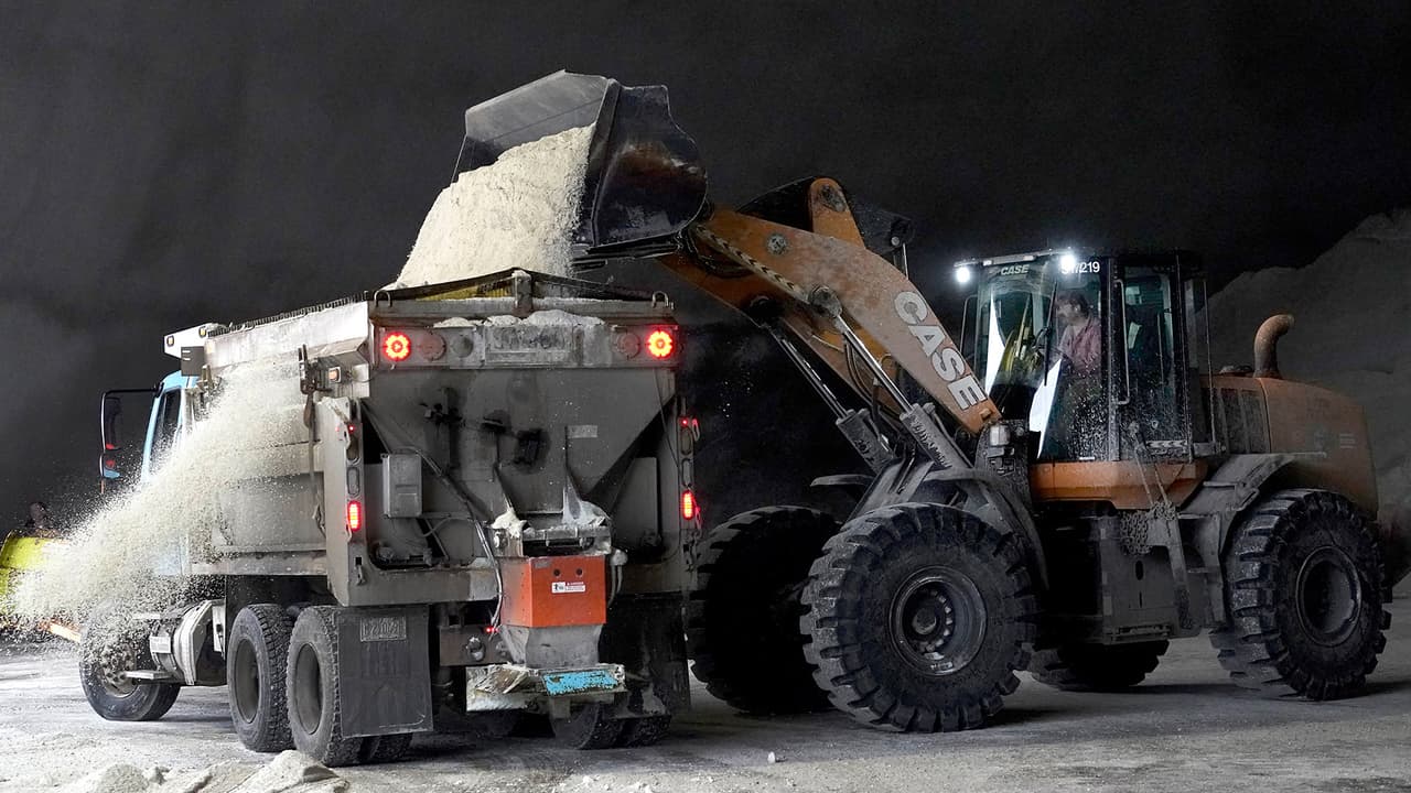 Chicago despliega camiones de sal para enfrentar las condiciones que se esperan esta tarde