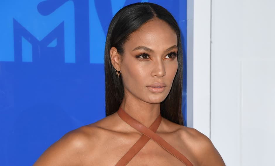 Las sombras naranja terrosa ligeramente metalizadas que llevó 
<a href="https://www.instagram.com/joansmalls/?hl=en">Joan Smalls</a> en sus párpados destacaba aún más gracias al color del top. Alargaron ligeramente la forma de los ojos gracias a la técnica en la que aplicaron las sombras. Nos encantó el lipstick nude en acabado mate que eligió para sus labios, pues la ayudó a crear un look monocromático muy elegante. Su hermosa piel lució espectacular libre de brillos. Su maquillista fue 
<a href="https://www.instagram.com/patrickta/?hl=en">Patrick Ta</a>.
<br>