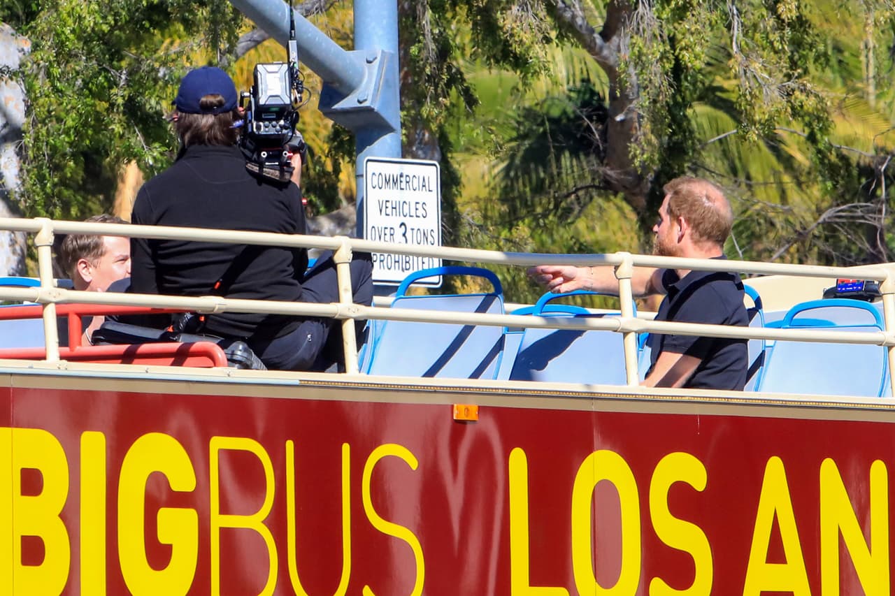 La aparición de la pareja se suscitó el sábado 6 de febrero, un día después de que el príncipe Harry
<b> <a href="https://www.univision.com/famosos/el-principe-harry-paseo-hollywood-james-corden-sin-meghan-markle-fotos" target="_blank">se fue de paseo con el presentador James Corden. </a></b>
<br>