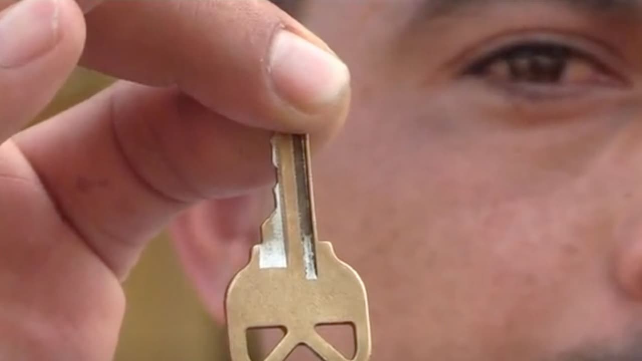 Si ellos no firman el contrato o el vendedor te obliga a pagar el trámite también deberías desconfiar. A veces, te pueden entregar la llave, pero eso no quiere decir que el trámite esté completo o haya sido legal.