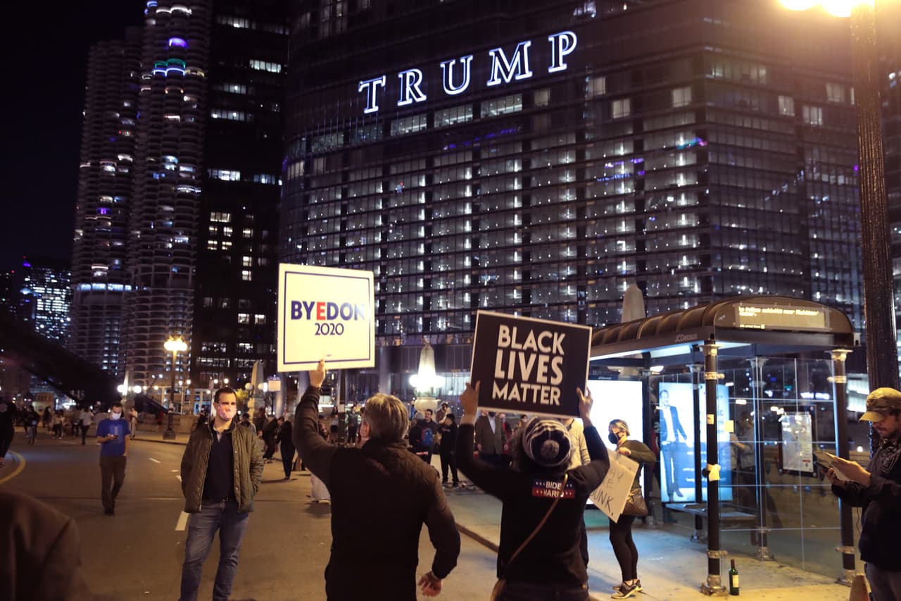 Los simpatizantes de Biden tomaron las calles de todo el país para celebrar después de que los medios de comunicación declararon al candidato presidencial demócrata ganador sobre el presidente Donald Trump en la carrera presidencial de Estados Unidos.