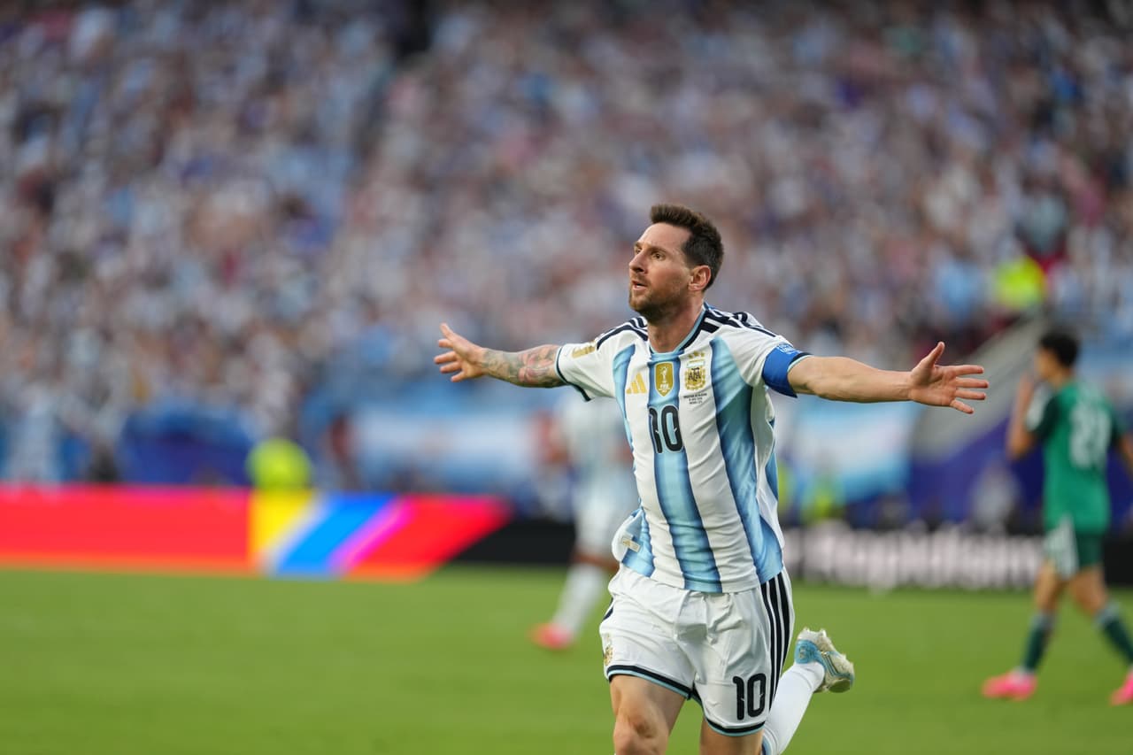 Lionel Messi (10) de Argentina celebra después de marcar el primer gol durante el partido de fútbol del Grupo J de la Copa Mundial entre Argentina y Argelia en Kansas City, Missouri, el martes 16 de junio de 2026.