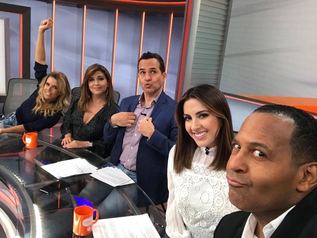 Serios y formales así son todos los panelistas en la mesa de debete de Sin Rollo.