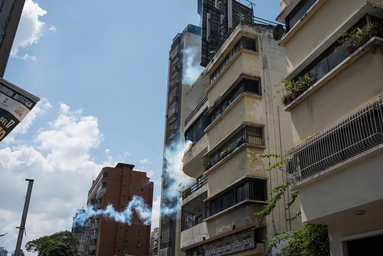 Bombas lacrimógenas lanzadas por la policía a las ventanas de apartamentos en Caracas. 8 de abril de 2017.