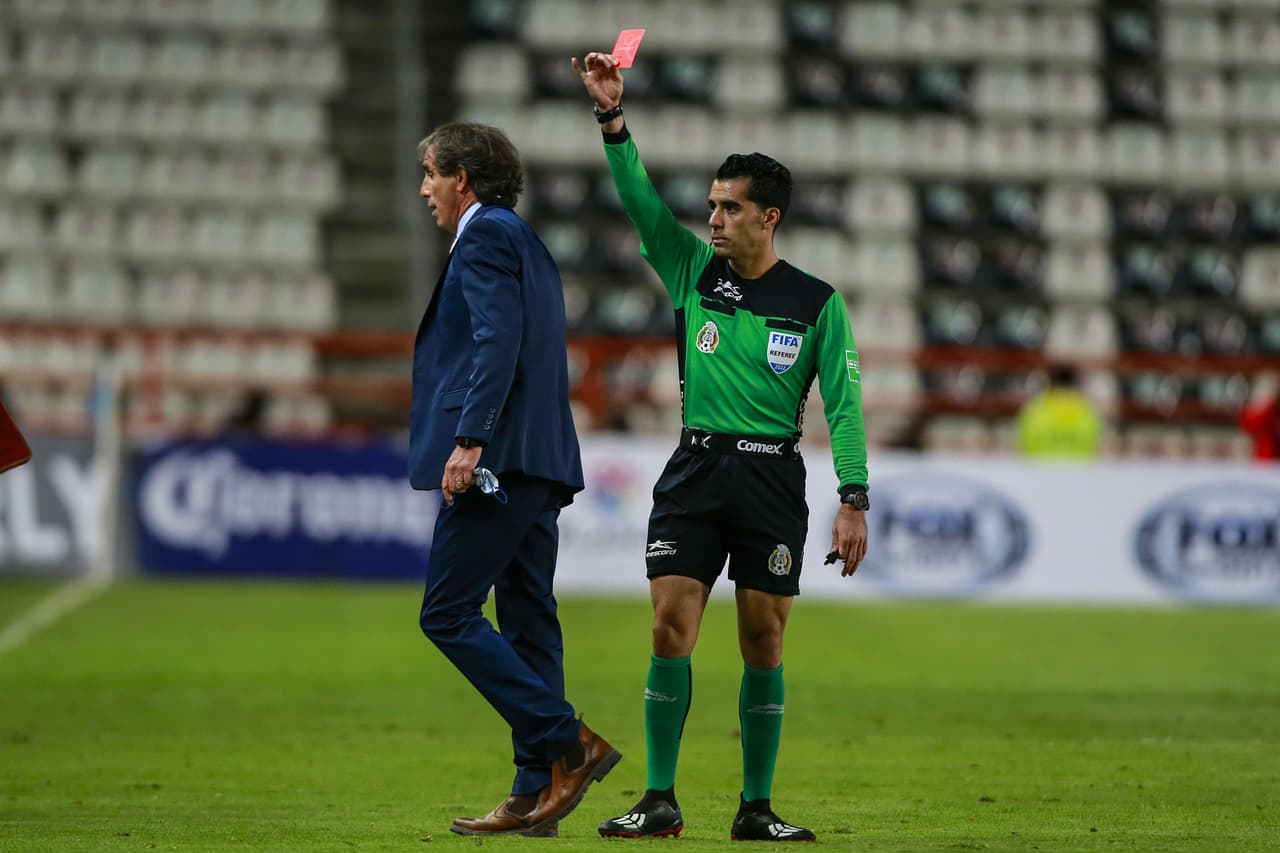 El Pachuca consiguió su segunda victoria del torneo tras vencer por 2-1 a las Chivas. Los Tuzos aprovecharon un grave error del 'Tiba' Sepúlveda y Raúl Gudiño para marcar el segundo tanto después de que Víctor Guzman hiciera el primero. Los rojiblancos reaccionaron con un gol de Ángel Zaldívar por la vía del penal, pero no fue suficiente.