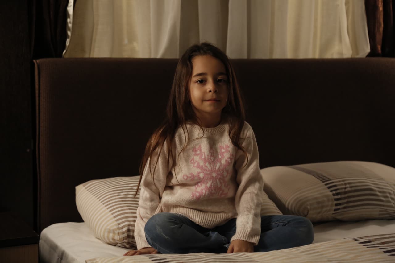 Por esa razón, la joven profesora tiene dificultades para relacionarse con otros y prefiere mantenerse al margen de la situación de la pequeña, pero eso no impedirá que se forme un lazo entre ambas.