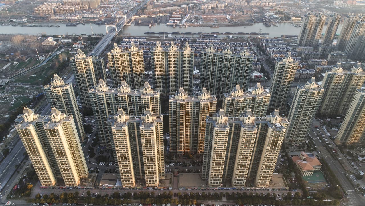 ‘Evergrande Metropolis’, un desarrollo de la compañía en Huai’an, al este de China. El sector inmobiliario es parte importante de la economía de este país y representa hasta el 30% de su Producto Interno Bruto. Durante décadas la construcción fue el motor del crecimiento económico, sin embargo, los gigantescos proyectos residenciales conocidos como “ciudades fantasmas” preocuparon a los expertos que temían que fueran una bomba de tiempo.