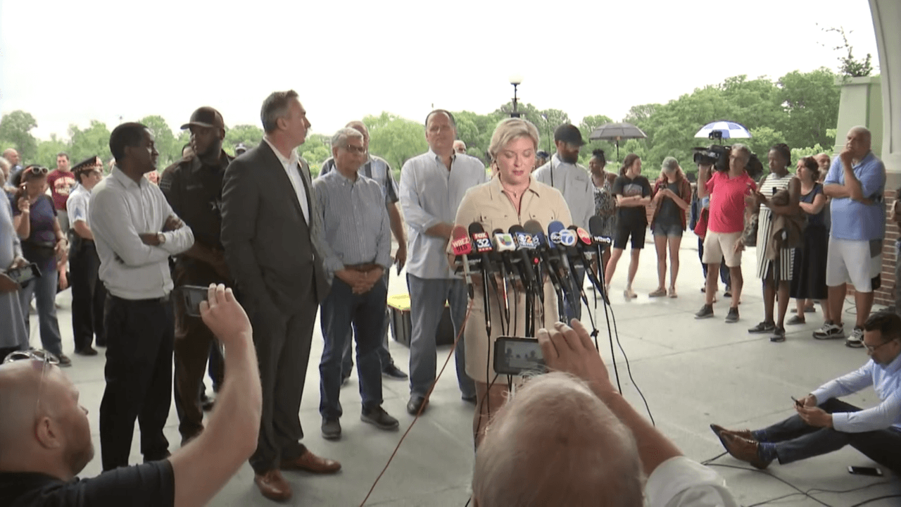 Oficiales de la ciudad hablaron sobre la 
<a href="https://www.univision.com/local/chicago-wgbo/intensifican-la-busqueda-del-caiman-en-la-laguna-de-humboldt-park">estrategia que ejecutaron para atrapar al caimán:</a> cercaron el área para que hubiera silencio y así poder atraparlo.