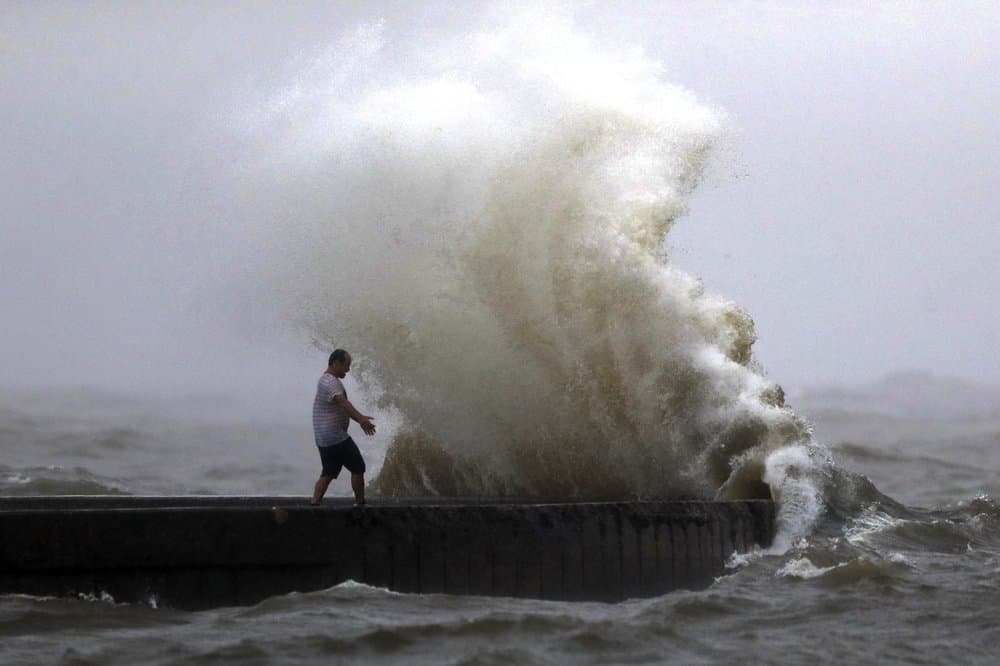 Una ola se estrella cuando un hombre está de pie en un muelle cerca del puerto de Orleans en el lago Pontchartrain en Nueva Orleans este domingo, antes de que la 
<a href="https://www.univision.com/noticias/desastres-naturales/la-tormenta-tropical-cristobal-mantiene-su-trayectoria-hacia-el-norte">tormenta tropical Cristóbal</a> se acercara a Louisiana dejando una estela de mal tiempo en su recorrido.