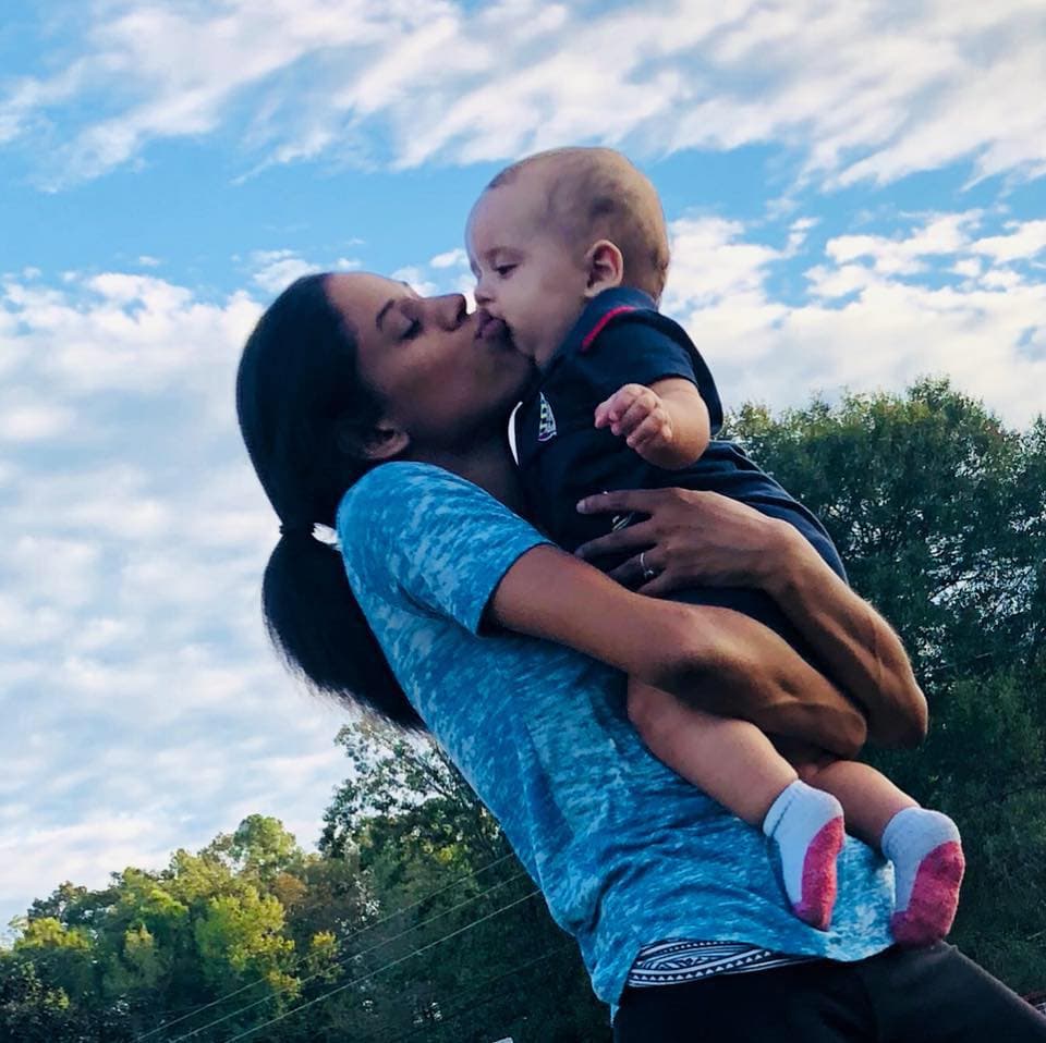 Gina Lewis, una tía del niño lo reconoció en la foto que fue difundida por las autoridades y dijo que Leila Cavett es su hermana y está desparecida.