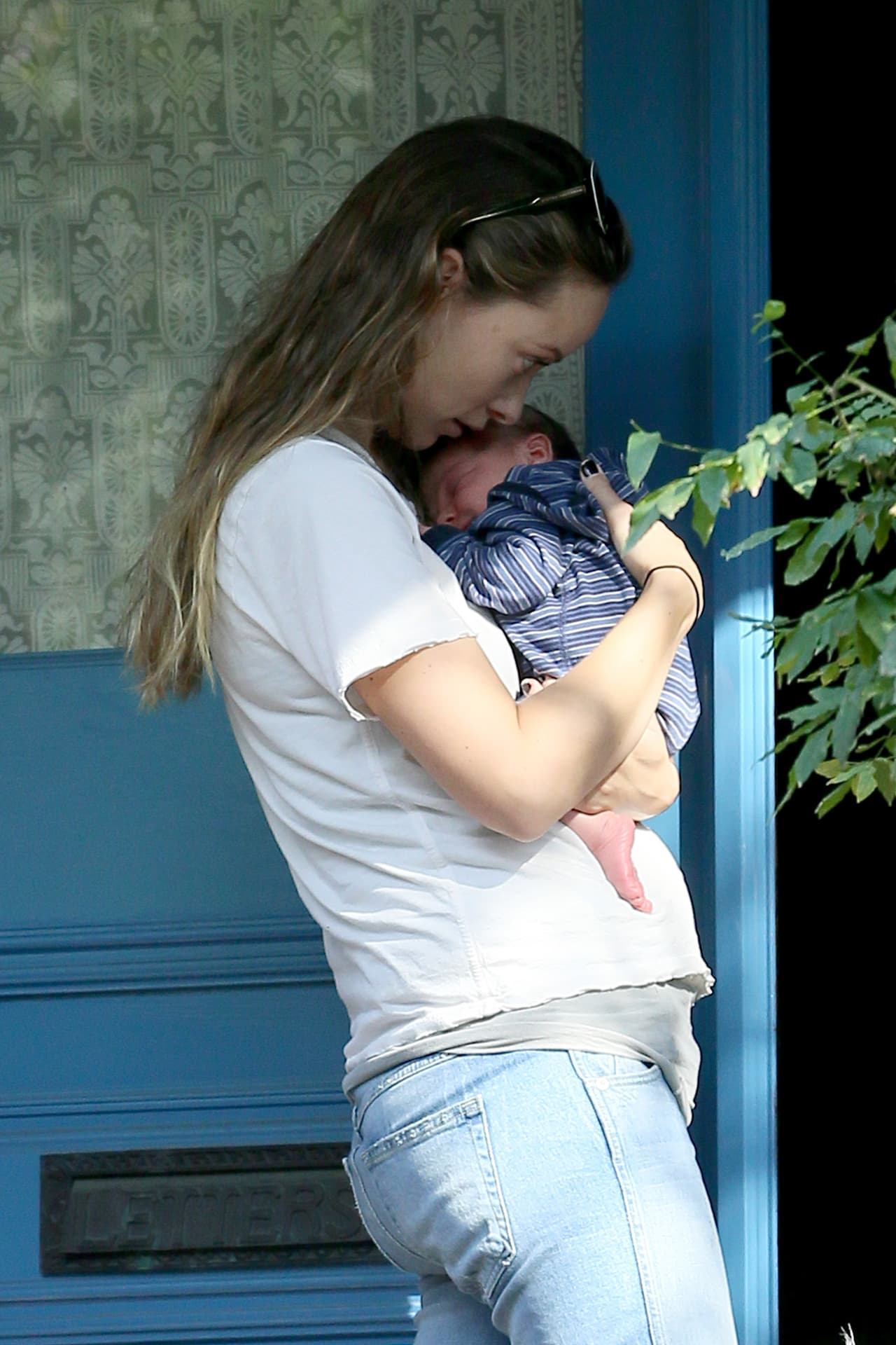 Olivia llenó de besitos a su bebé.