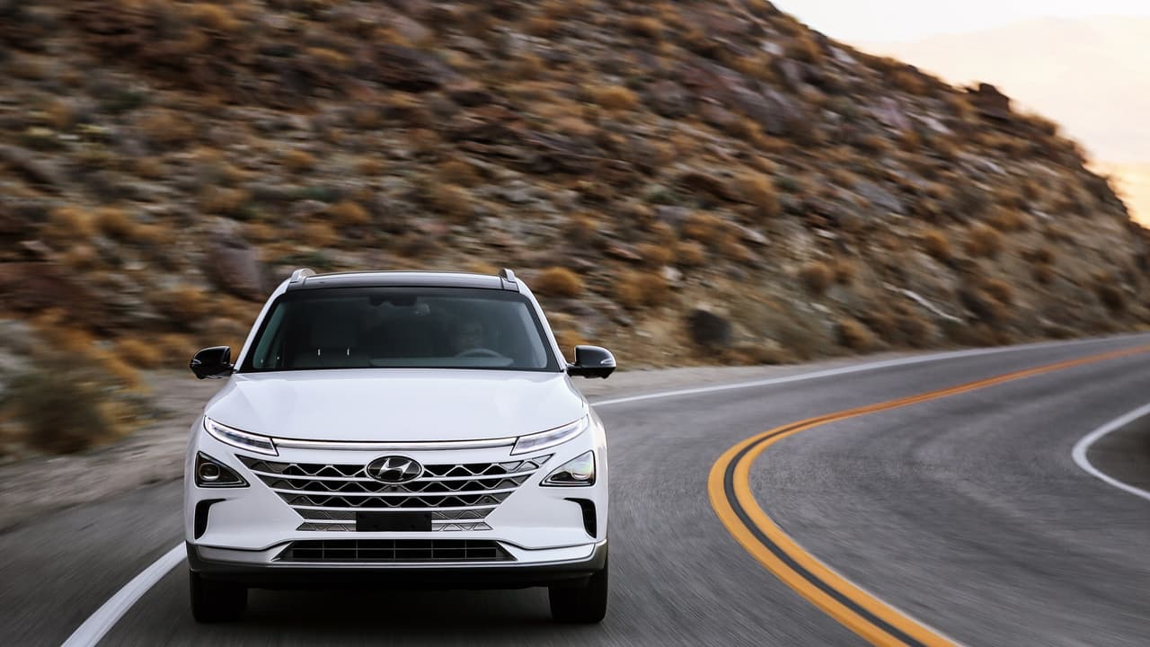 Este es el nuevo 
<b>Hyundai Nexo</b>, el hatchback compacto concebido como la más reciente oferta del fabricante coreano en el campo de los vehículos eléctricos alimentados por una celda de combustible que procesa hidrógeno líquido.