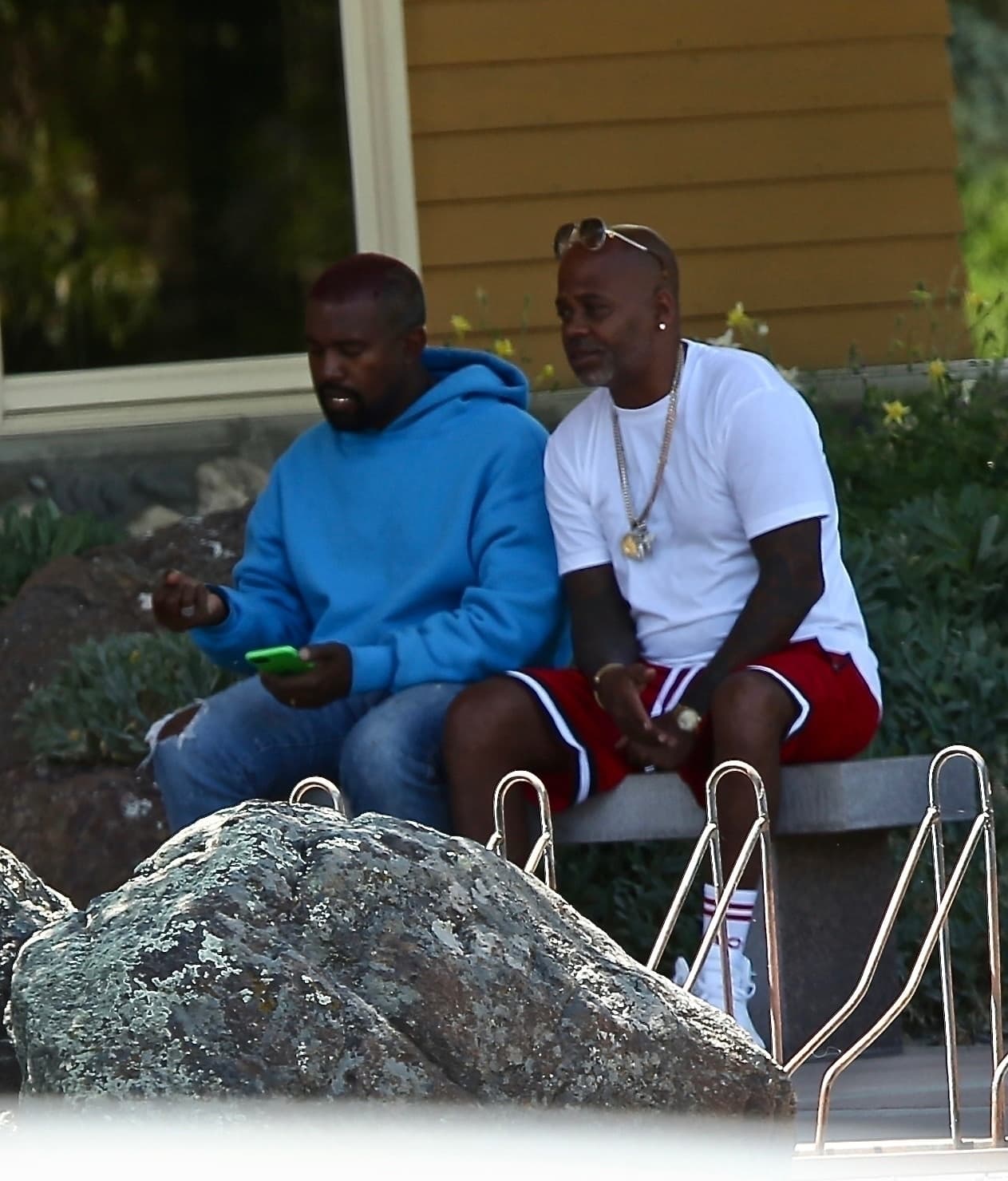 Después de que la ambulancia se fue, el cantante permitió que 4 fotógrafos ingresaran al rancho, afirmó TMZ. 
<br>