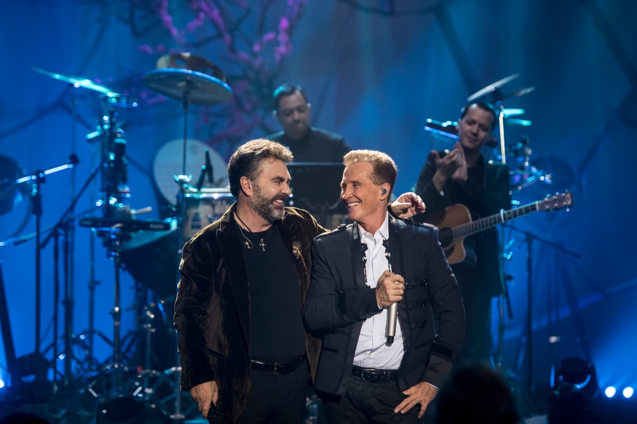 Su inseparable amigo y excorista Mijares también apareció en el escenario para interpretar el tema 'Toda al vida'.