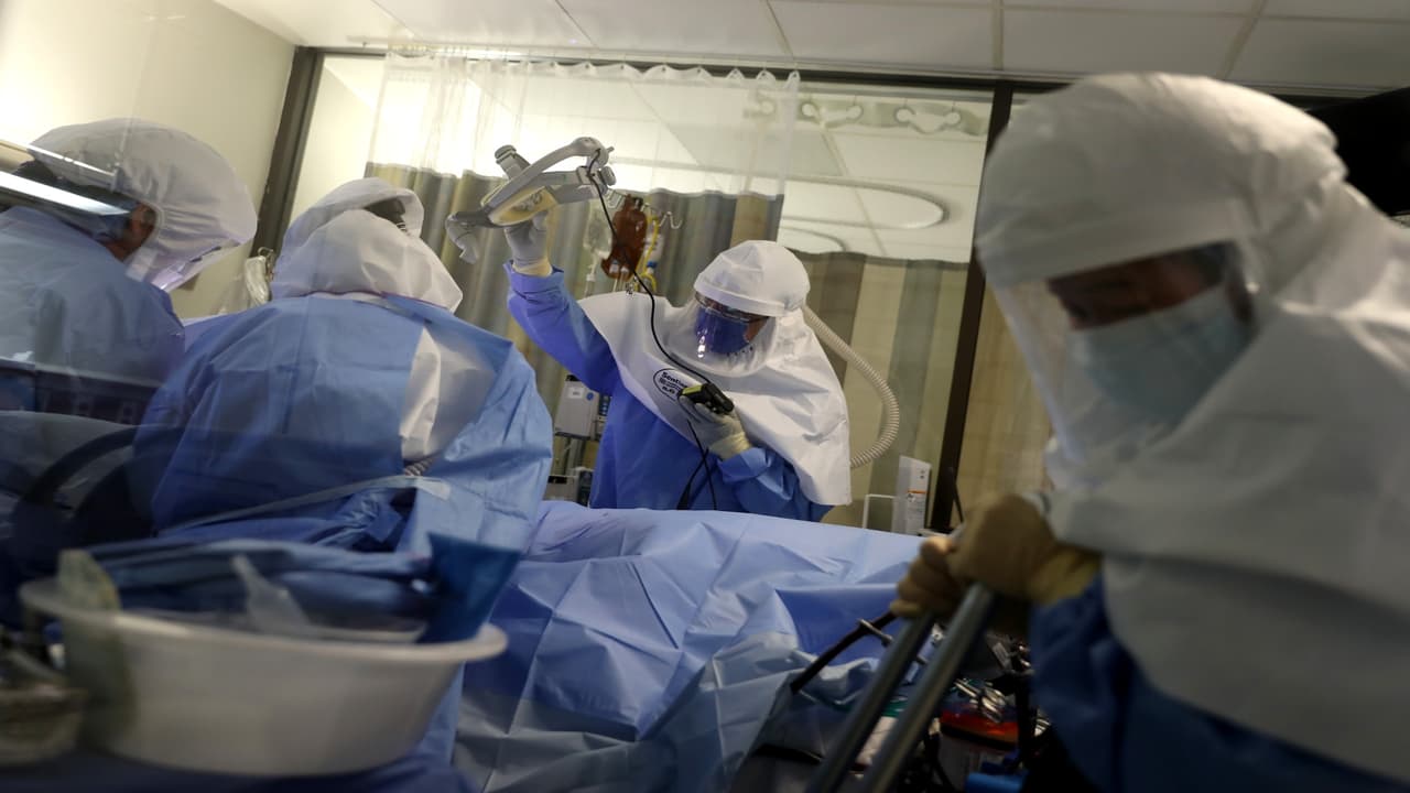 Tras más de dos meses hospitalizado, un hombre sobrevive al covid-19 pero pierde casi todos los dedos de sus manos por complicaciones 