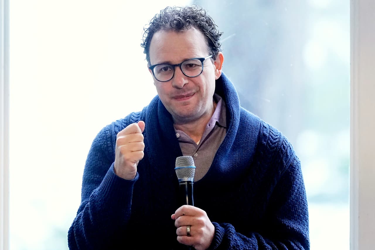 Dario Armodei, CEO de Anthropic, pide frenar el ritmo al que se desarrolla la IA por los "riesgos" que esto está produciendo 