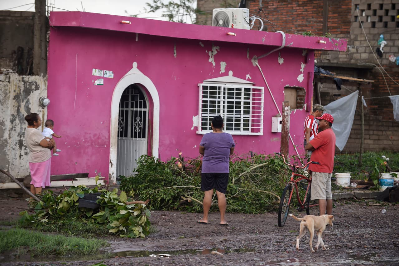 El sistema tocó tierra con vientos máximos sostenidos de 121 millas por hora (155 kmph). Varias zonas quedaron sin suministro eléctrico y se reportaron daños en estructuras endebles así como en un hospital en Escuinapa.