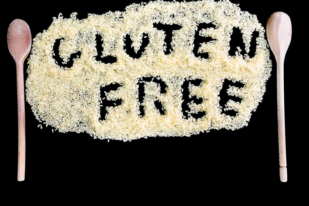 Que te parece empezar a mantener ingredientes que sean libres de gluten, por ejemplo el pan si lo utilizas como ingrediente principal para tus arepas, tortillas o tamales puedes usarlo como un empanizado, o bien, cuando estás preparando pollo lo utilizas para empanizar con harina vas a tener ese sabor más suave y ligero, justo como lo hace Lorena en su cocina.